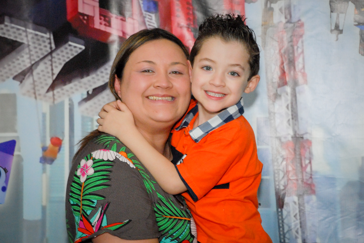 fotografia mãe e filho no Buffet Fábrica da Alegria, Morumbi, São Paulo, aniversário de Otávio 5 anos, tema da festa lego super heróis