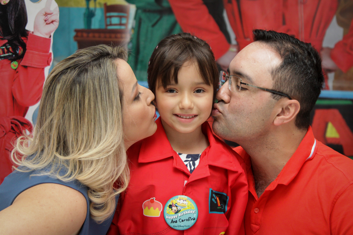 beijo sanduiche no buffet Fábrica da Alegria, Morumbi, São Paulo, aniversário de Ana Carolina, 6 anos. tema da festa detetives do predio azul