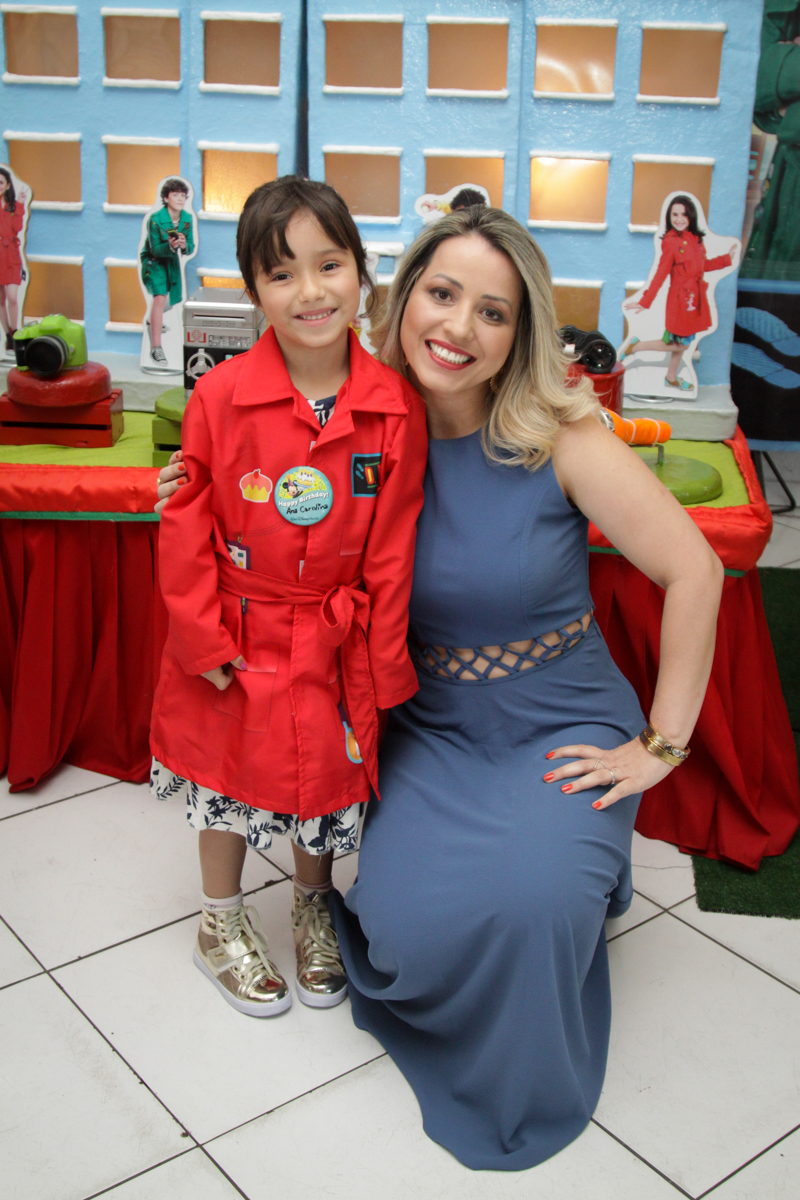 foto mãe e filha no buffet Fábrica da Alegria, Morumbi, São Paulo, aniversário de Ana Carolina, 6 anos. tema da festa detetives do predio azul