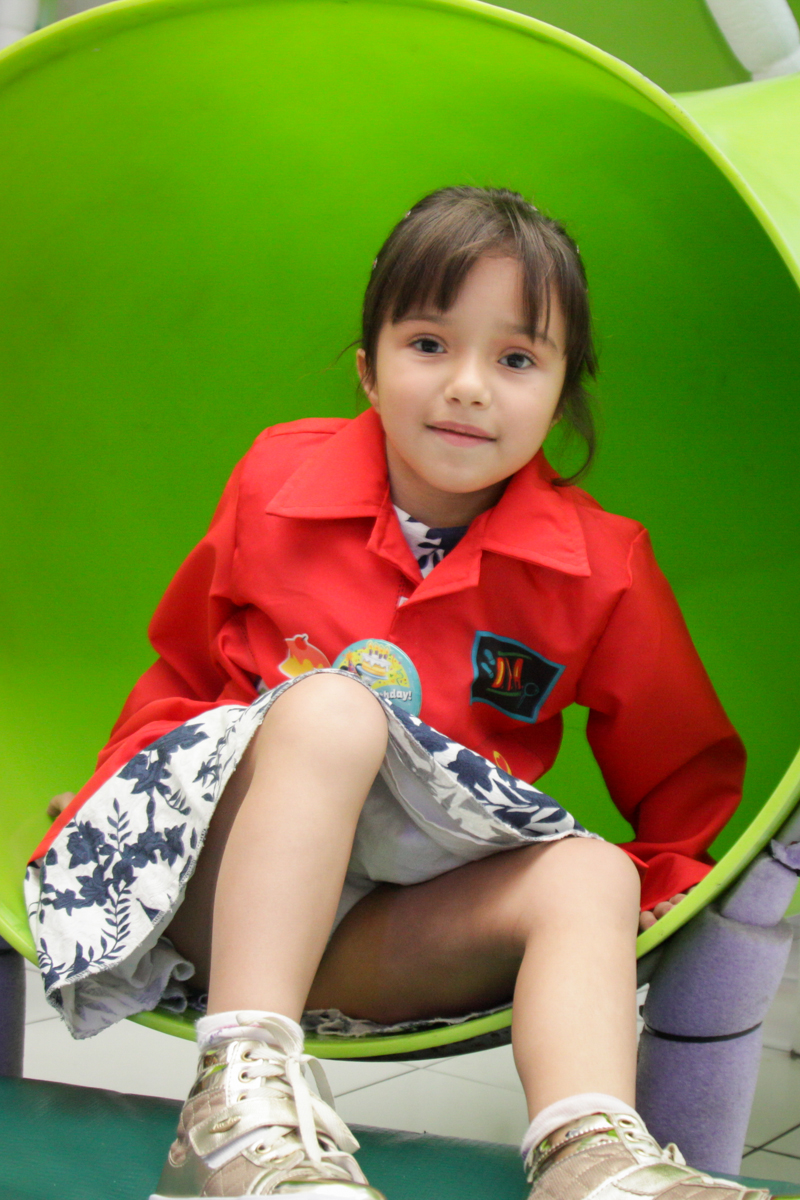 brincando no brinquedão no buffet Fábrica da Alegria, Morumbi, São Paulo, aniversário de Ana Carolina, 6 anos. tema da festa detetives do predio azul