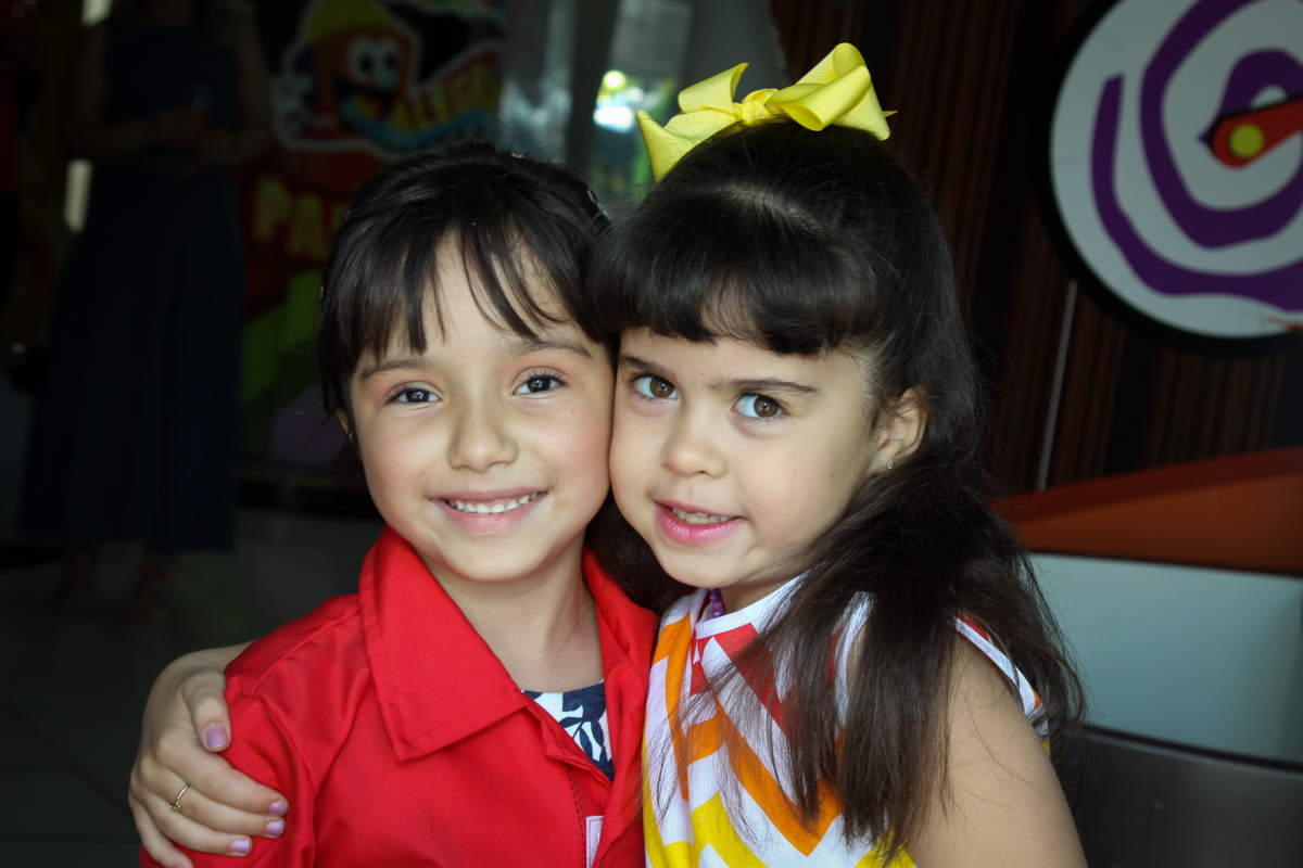 recebendo a amiga para sua festa no buffet Fábrica da Alegria, Morumbi, São Paulo, aniversário de Ana Carolina, 6 anos. tema da festa detetives do predio azul