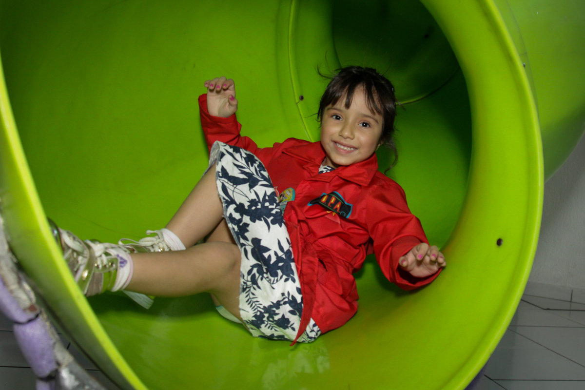 escorregador divertido no buffet Fábrica da Alegria, Morumbi, São Paulo, aniversário de Ana Carolina, 6 anos. tema da festa detetives do predio azul