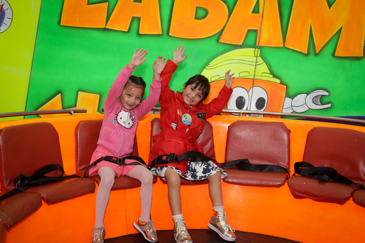 as amigas curtem o labamba no buffet Fábrica da Alegria, Morumbi, São Paulo, aniversário de Ana Carolina, 6 anos. tema da festa detetives do predio azul