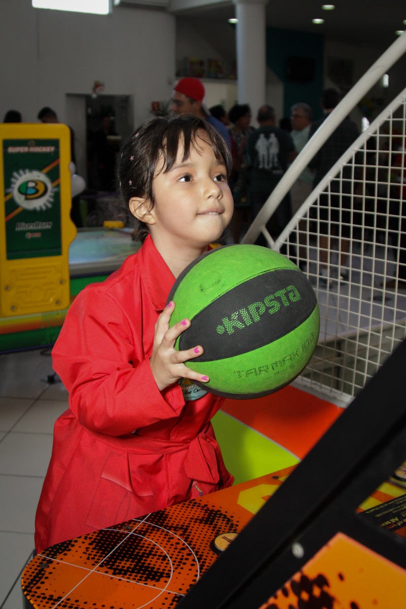 jogando basquete no buffet Fábrica da Alegria, Morumbi, São Paulo, aniversário de Ana Carolina, 6 anos. tema da festa detetives do predio azul