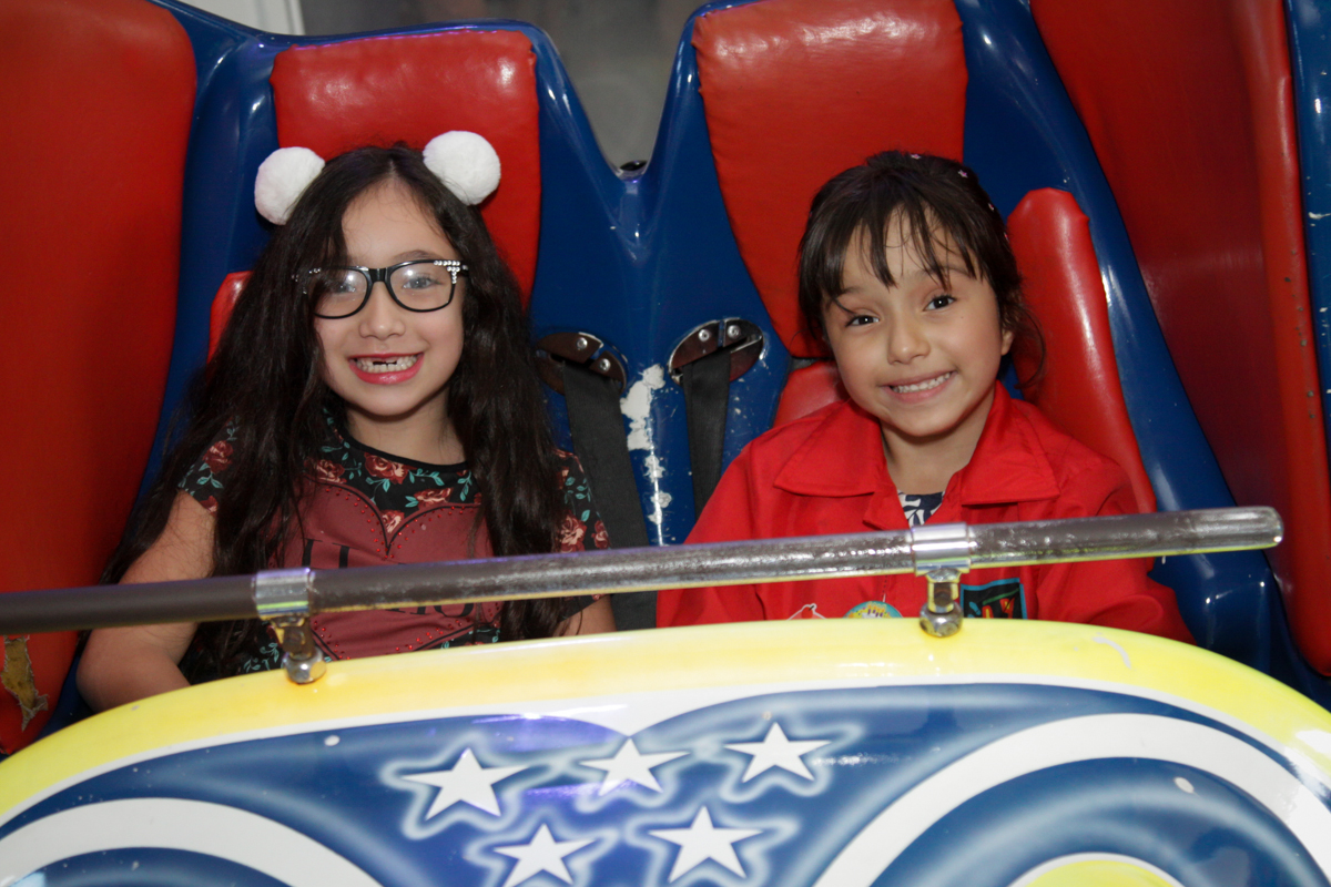 foto com a amiga no buffet Fábrica da Alegria, Morumbi, São Paulo, aniversário de Ana Carolina, 6 anos. tema da festa detetives do predio azul
