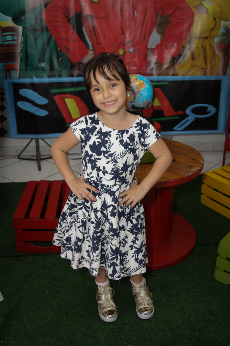 posando para a festa no buffet Fábrica da Alegria, Morumbi, São Paulo, aniversário de Ana Carolina, 6 anos. tema da festa detetives do predio azul