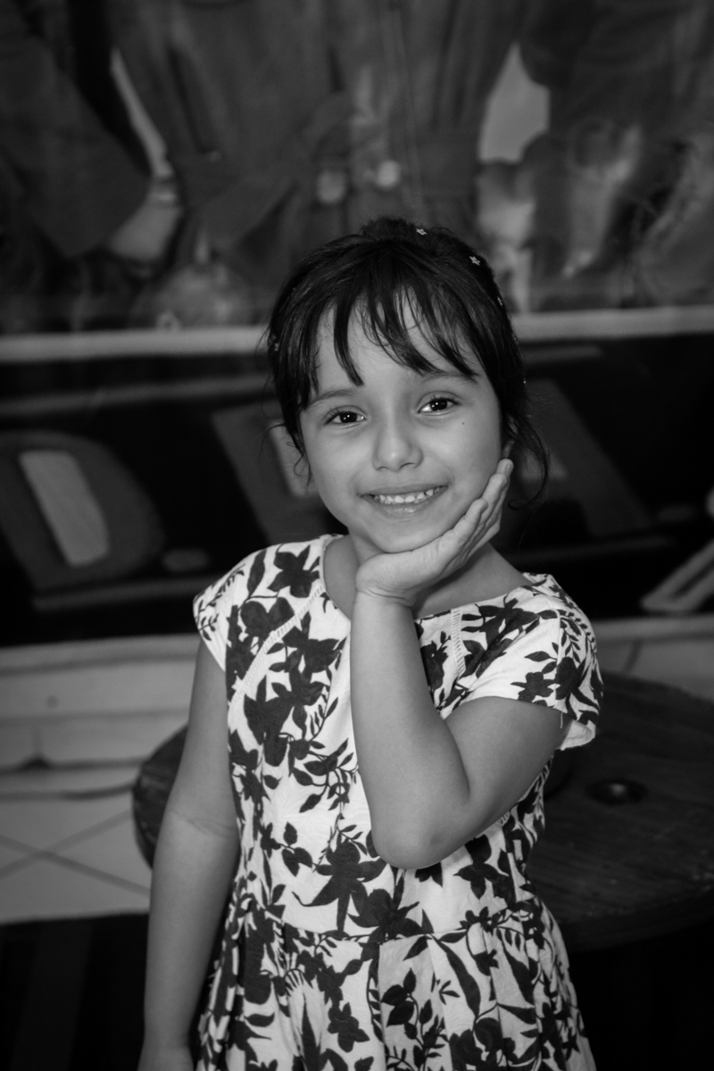 pose de princesa para a fotografia no buffet Fábrica da Alegria, Morumbi, São Paulo, aniversário de Ana Carolina, 6 anos. tema da festa detetives do predio azul
