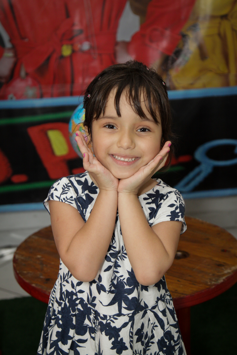 princesa linda posa para a foto no buffet Fábrica da Alegria, Morumbi, São Paulo, aniversário de Ana Carolina, 6 anos. tema da festa detetives do predio azul