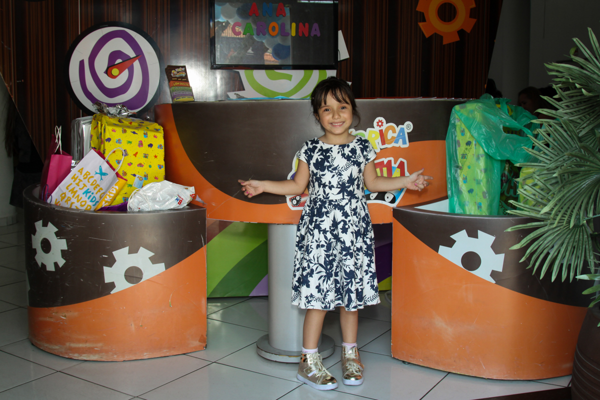 animada com os presentes que ganhou no buffet Fábrica da Alegria, Morumbi, São Paulo, aniversário de Ana Carolina, 6 anos. tema da festa detetives do predio azul