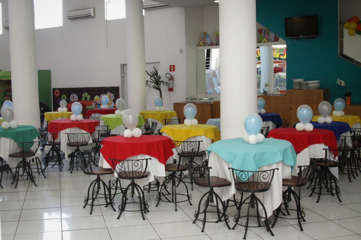 mesas decoradas com bexigas no buffet Fábrica da Alegria, Morumbi, São Paulo, aniversário de Ana Carolina, 6 anos. tema da festa detetives do predio azul