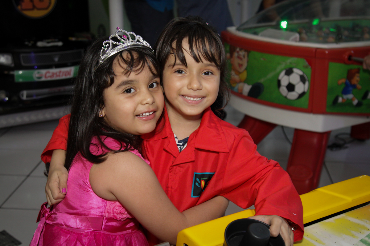 abraço na amiga no buffet Fábrica da Alegria, Morumbi, São Paulo, aniversário de Ana Carolina, 6 anos. tema da festa detetives do predio azul