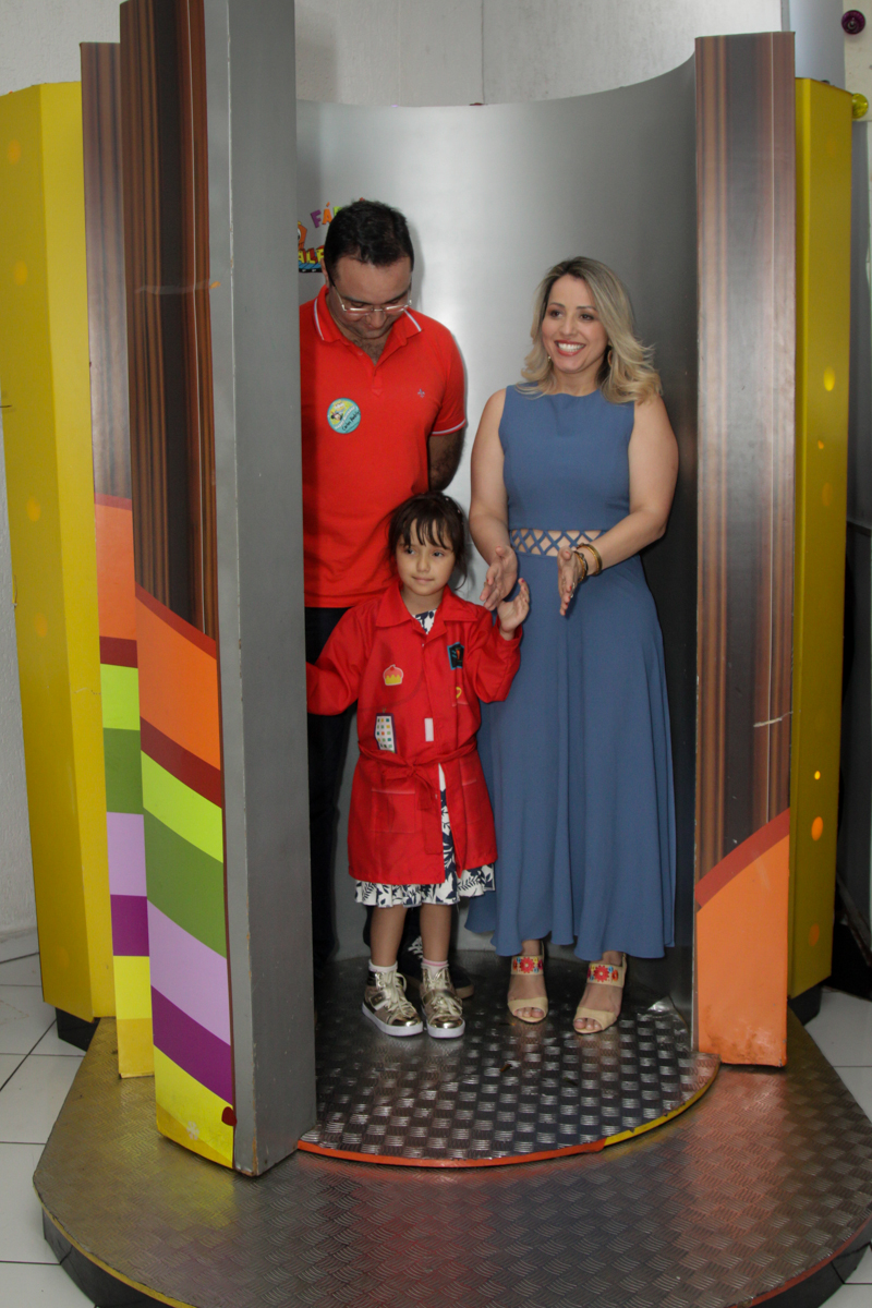 saindo da máquina do parabéns no buffet Fábrica da Alegria, Morumbi, São Paulo, aniversário de Ana Carolina, 6 anos. tema da festa detetives do predio azul