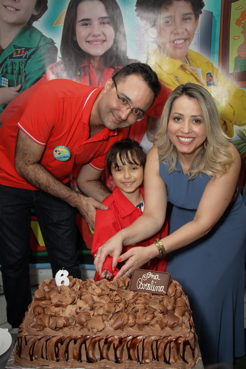cortando o bolo no buffet Fábrica da Alegria, Morumbi, São Paulo, aniversário de Ana Carolina, 6 anos. tema da festa detetives do predio azul
