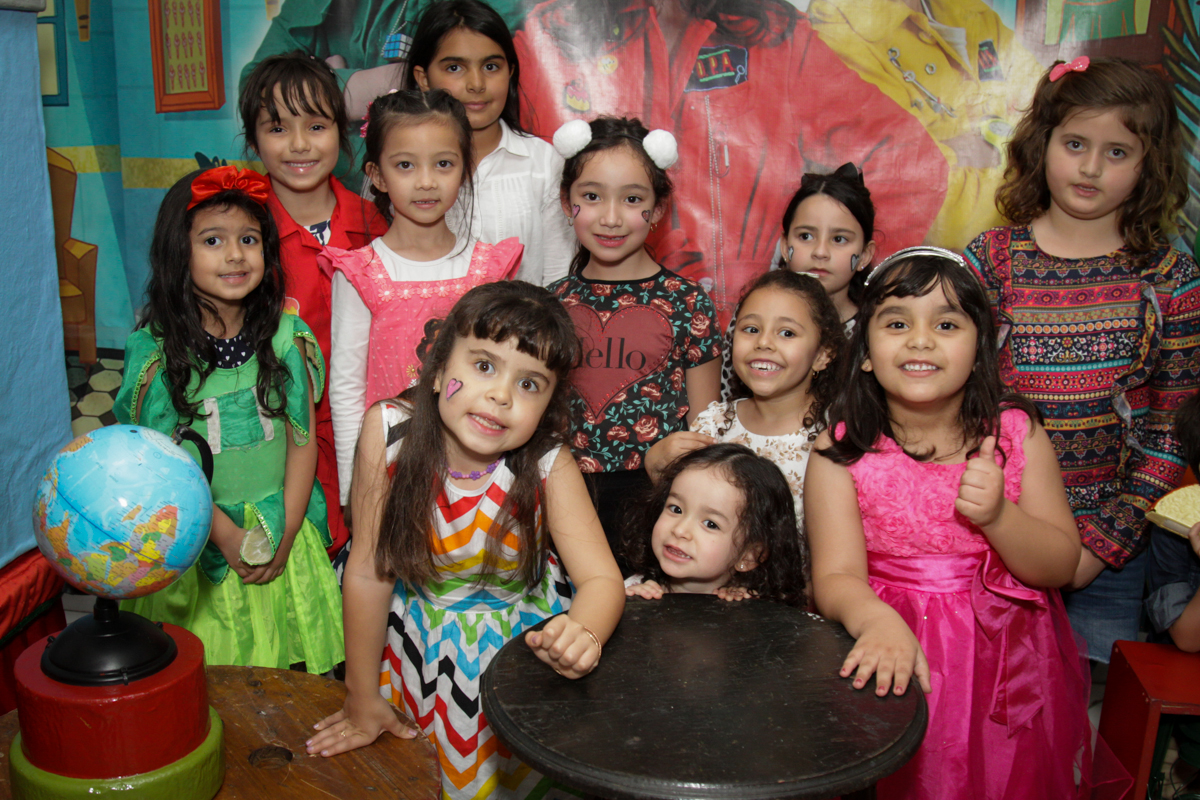 foto com todas as amigas no buffet Fábrica da Alegria, Morumbi, São Paulo, aniversário de Ana Carolina, 6 anos. tema da festa detetives do predio azul