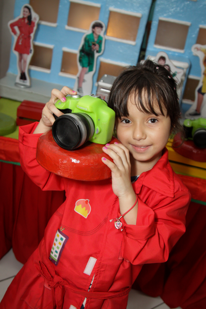 mais fotografias na mesa decorada no buffet Fábrica da Alegria, Morumbi, São Paulo, aniversário de Ana Carolina, 6 anos. tema da festa detetives do predio azul