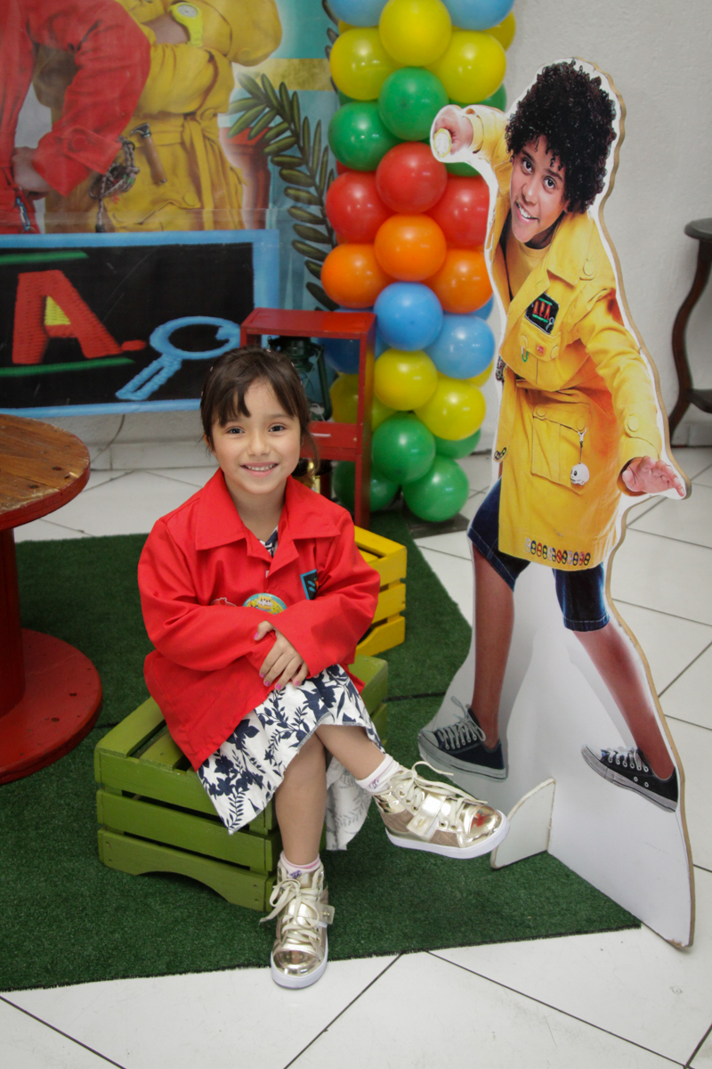 fotografia da aniversariante no buffet Fábrica da Alegria, Morumbi, São Paulo, aniversário de Ana Carolina, 6 anos. tema da festa detetives do predio azul