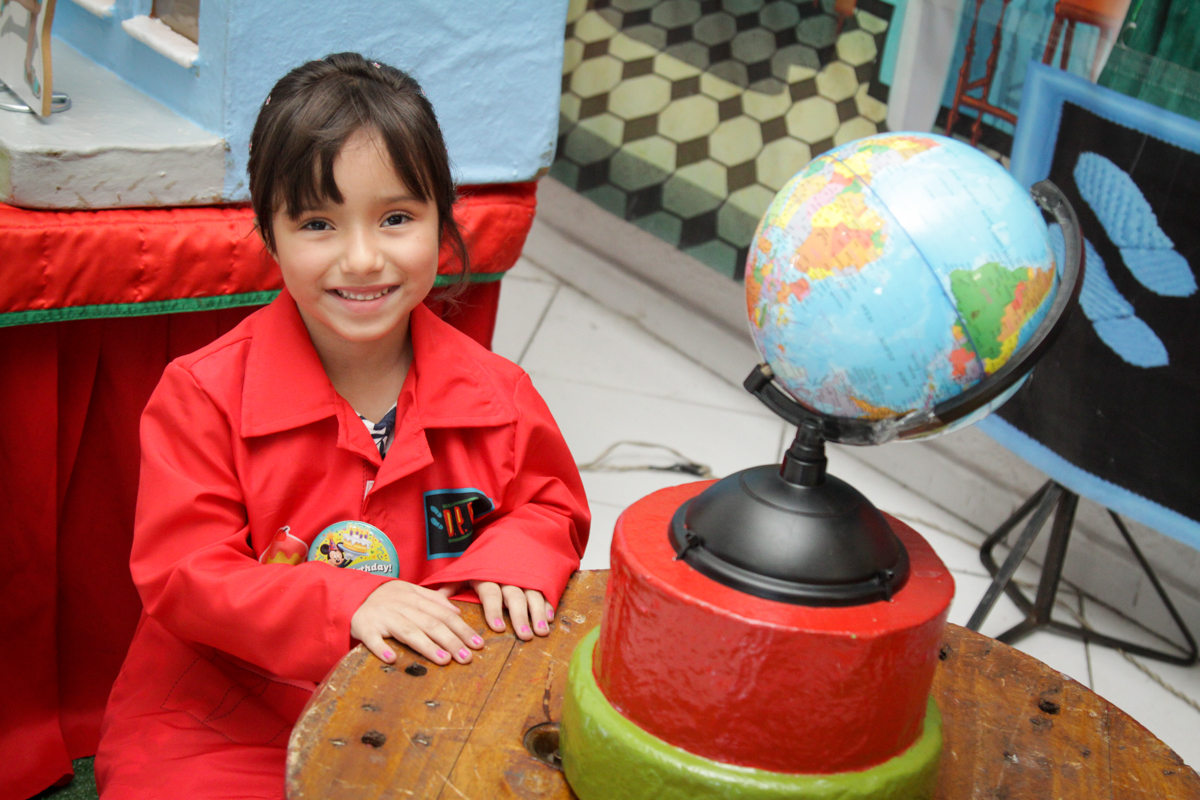 foto da aniversariante na mesa decorada no buffet Fábrica da Alegria, Morumbi, São Paulo, aniversário de Ana Carolina, 6 anos. tema da festa detetives do predio azul
