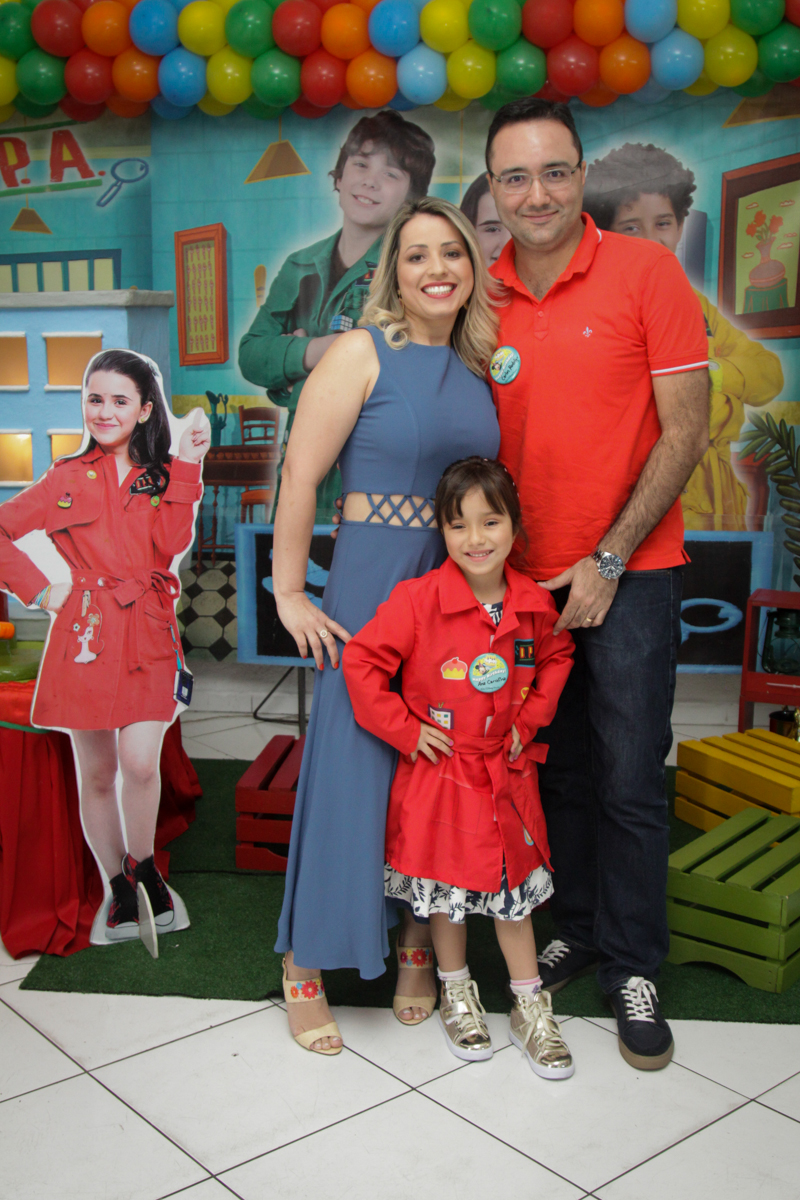 fotografia da aniversariante com os pais no buffet Fábrica da Alegria, Morumbi, São Paulo, aniversário de Ana Carolina, 6 anos. tema da festa detetives do predio azul