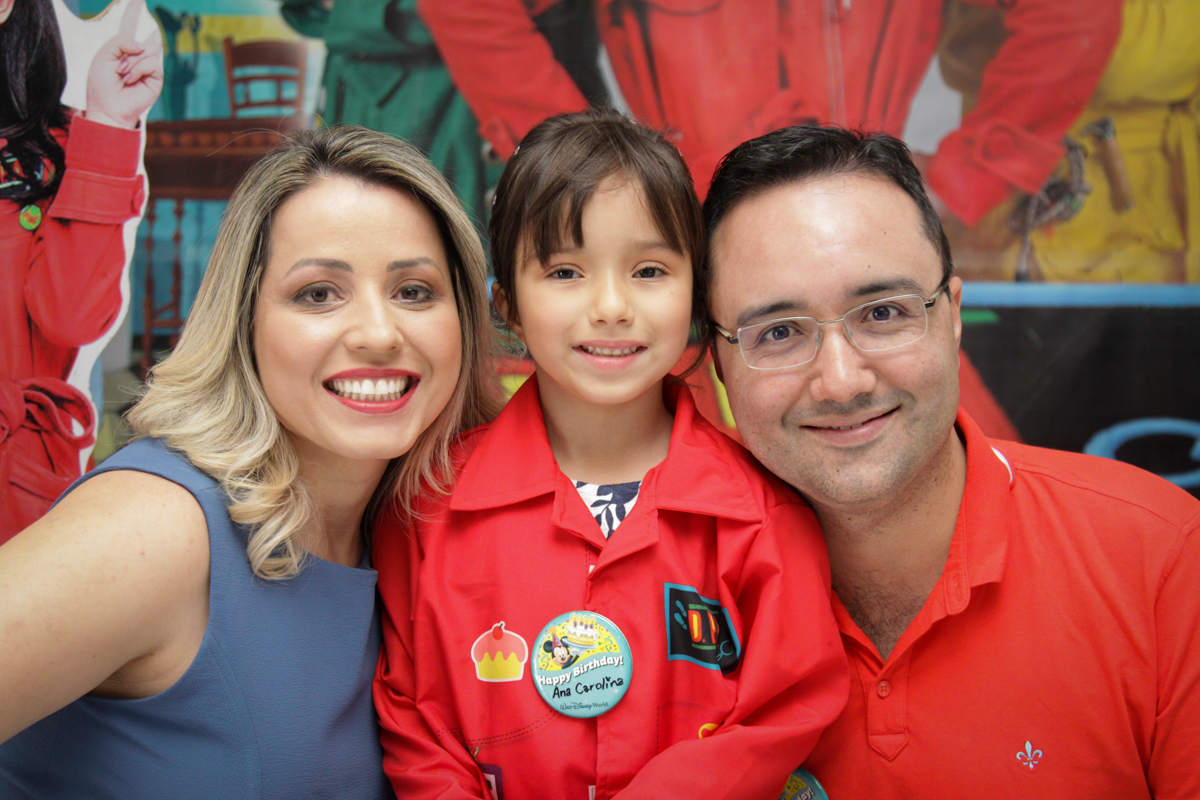foto com os pais no buffet Fábrica da Alegria, Morumbi, São Paulo, aniversário de Ana Carolina, 6 anos. tema da festa detetives do predio azul