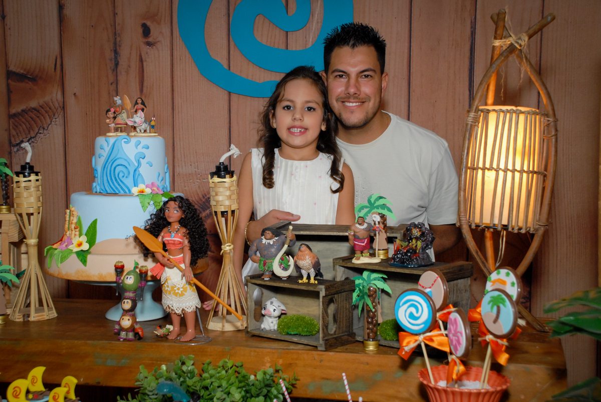 fotografia pai e filha no Buffet Fábrica da Alegria, Osasco São Paulo aniversário de Rafaela 5 anos, tema da festa Moana