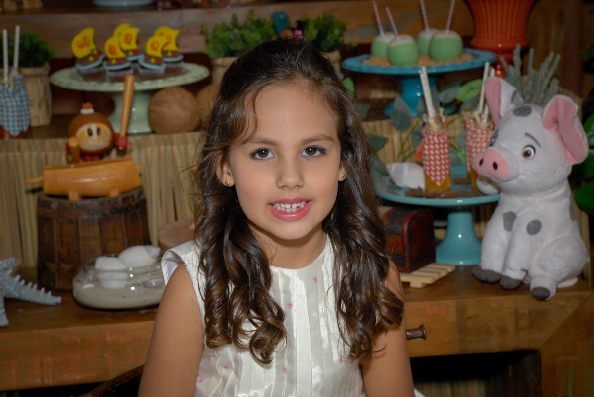 foto de close da aniversariante no Buffet Fábrica da Alegria, Osasco São Paulo aniversário de Rafaela 5 anos, tema da festa Moana