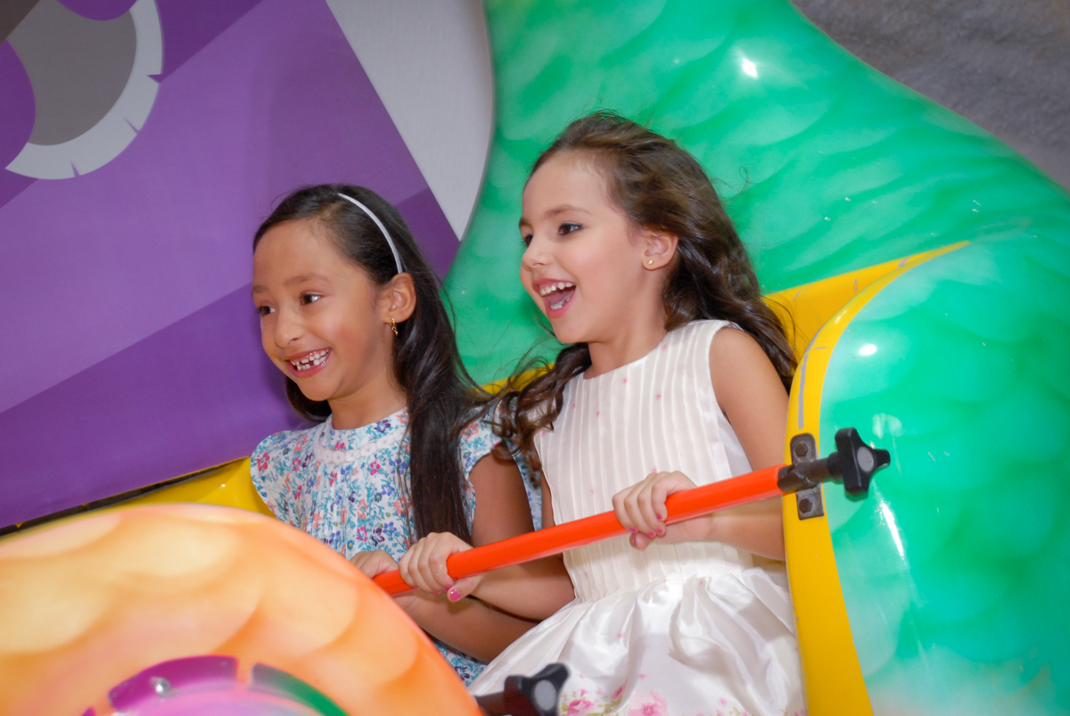 brincando no barco vick no Buffet Fábrica da Alegria, Osasco São Paulo aniversário de Rafaela 5 anos, tema da festa Moana