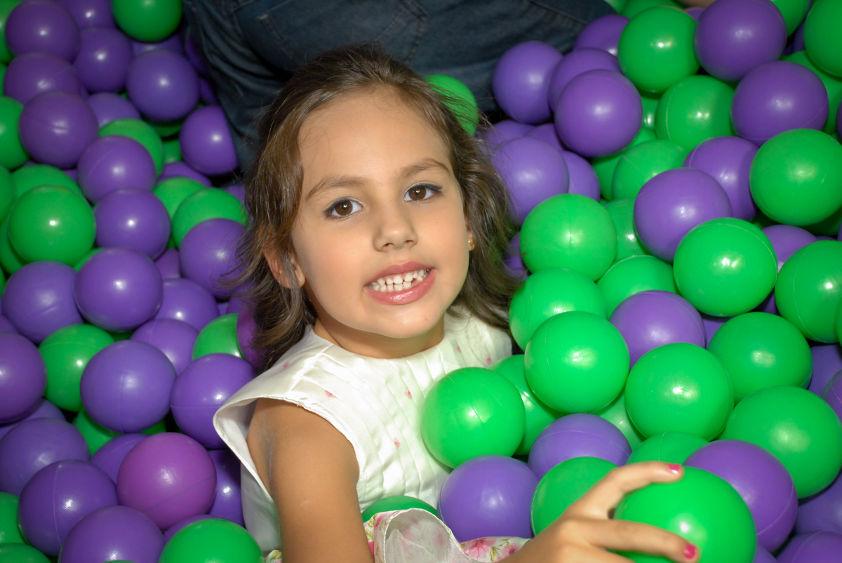 curtição na piscina de bolinha no Buffet Fábrica da Alegria, Osasco São Paulo aniversário de Rafaela 5 anos, tema da festa Moana