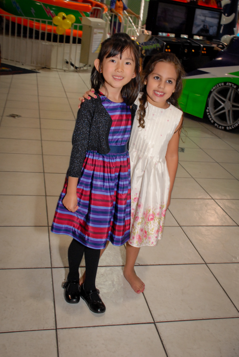 abraço da amiga no Buffet Fábrica da Alegria, Osasco São Paulo aniversário de Rafaela 5 anos, tema da festa Moana