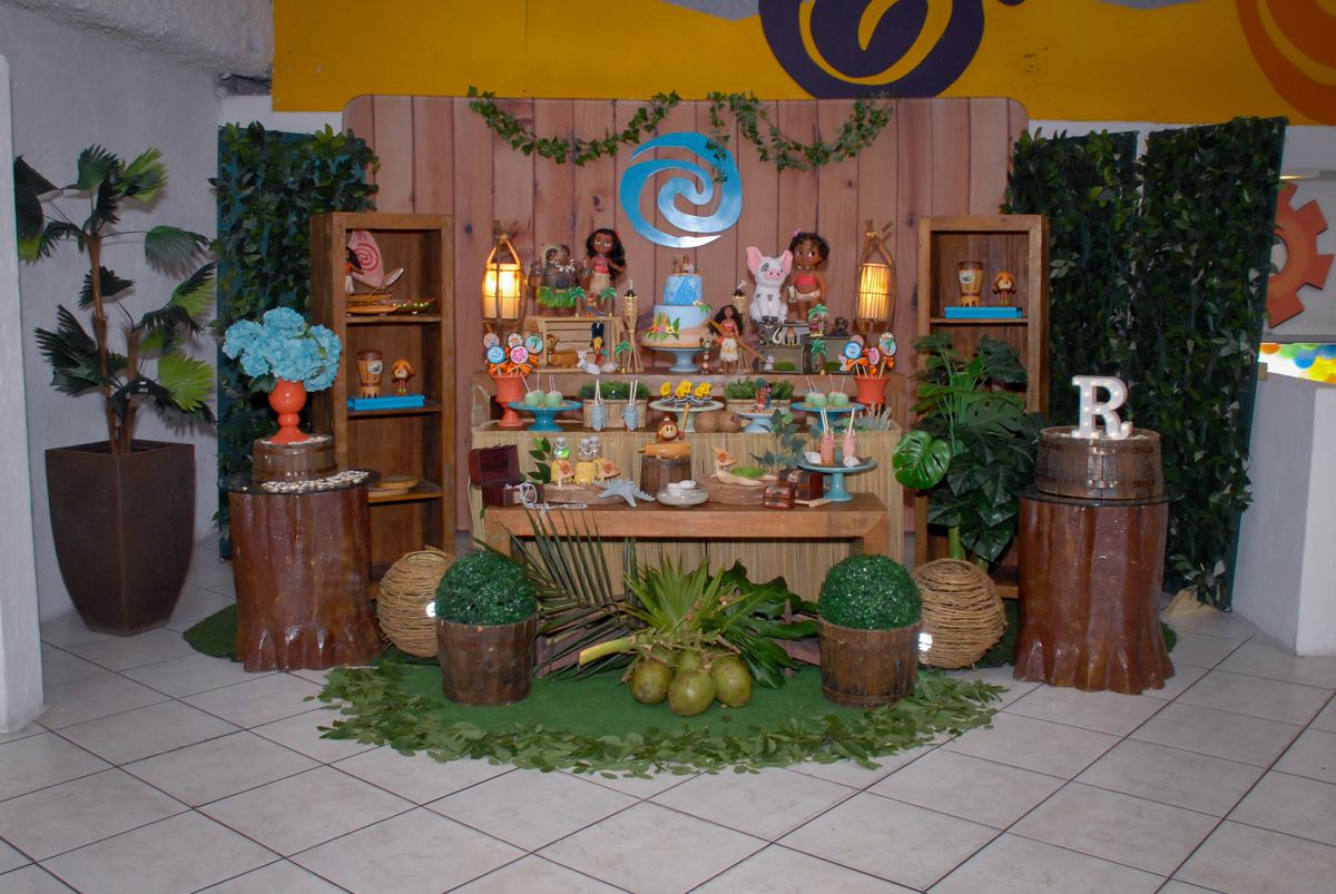 mesa temática no Buffet Fábrica da Alegria, Osasco São Paulo aniversário de Rafaela 5 anos, tema da festa Moana