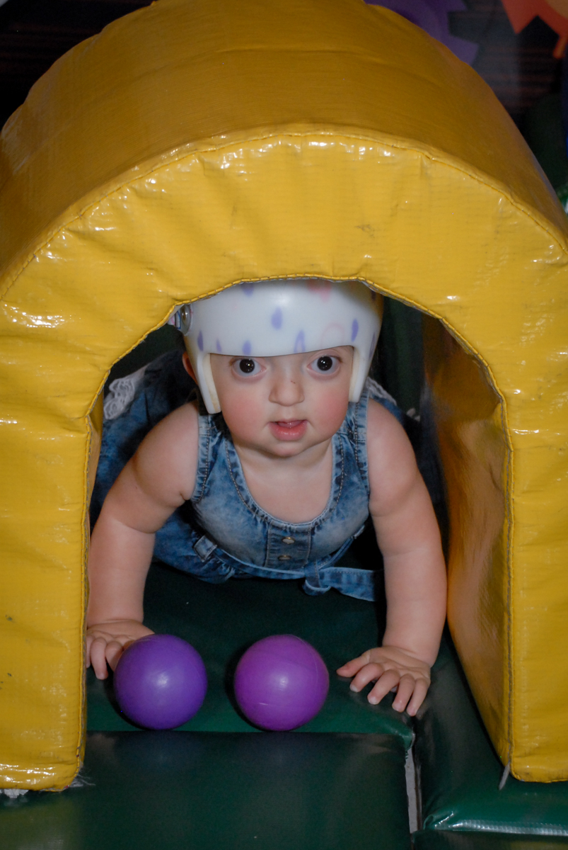 a bebê brinca na área baby no Buffet Fábrica da Alegria, Osasco São Paulo aniversário de Rafaela 5 anos, tema da festa Moana