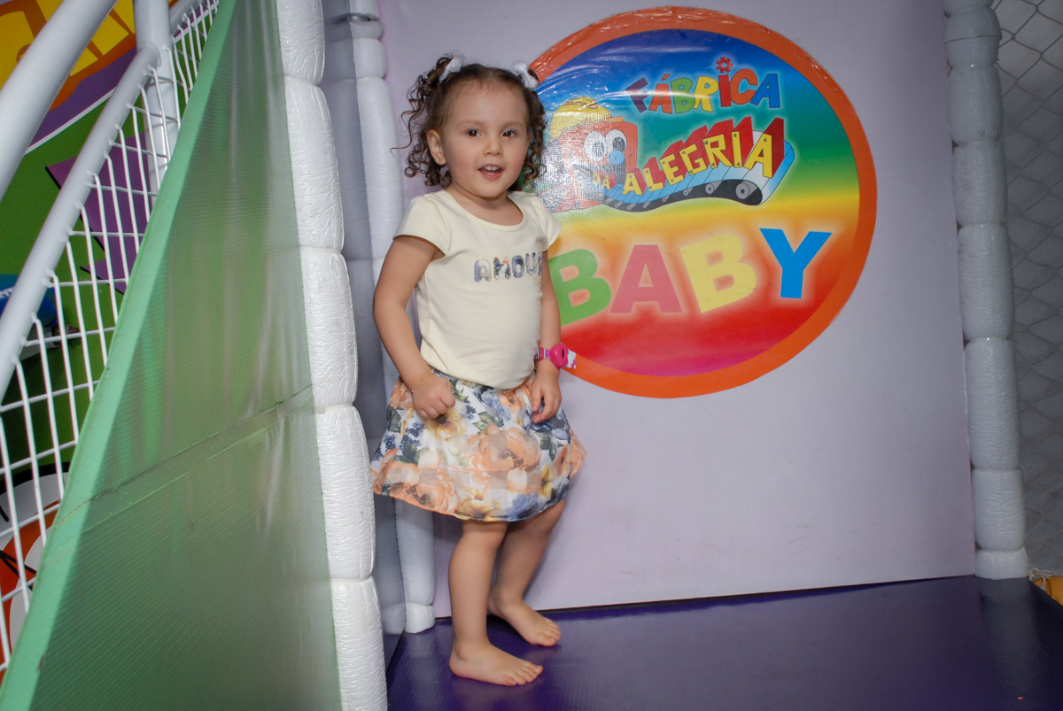 brincando no escorregador no Buffet Fábrica da Alegria, Osasco São Paulo aniversário de Rafaela 5 anos, tema da festa Moana