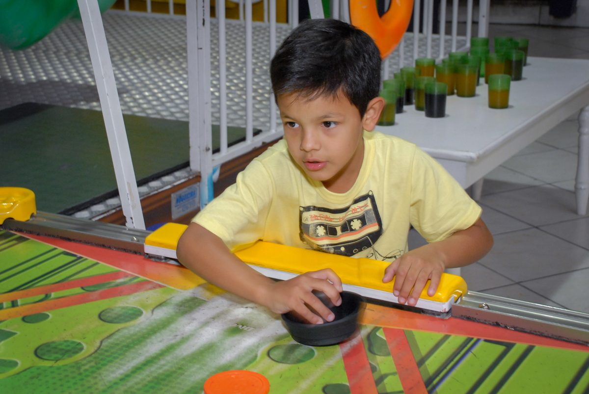 jogo de futebol de mesa no Buffet Fábrica da Alegria, Osasco São Paulo aniversário de Rafaela 5 anos, tema da festa Moana
