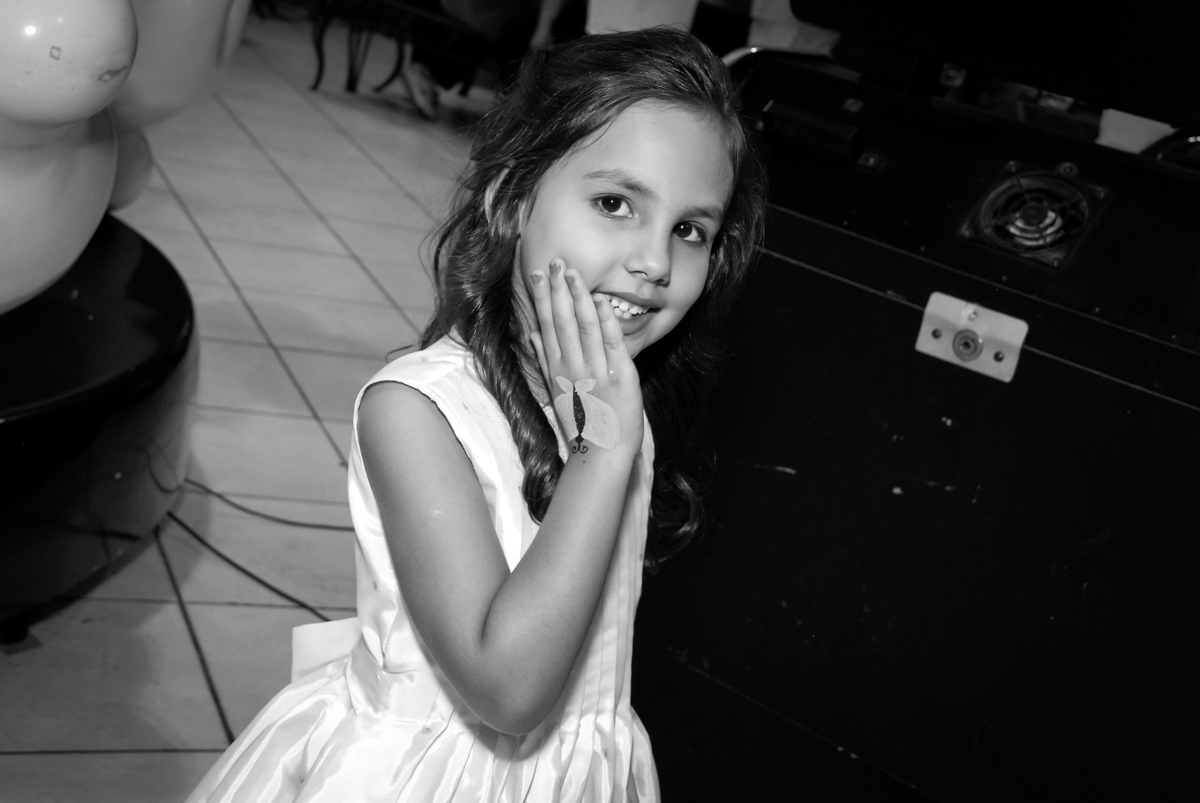 pose de princesa para a foto no Buffet Fábrica da Alegria, Osasco São Paulo aniversário de Rafaela 5 anos, tema da festa Moana