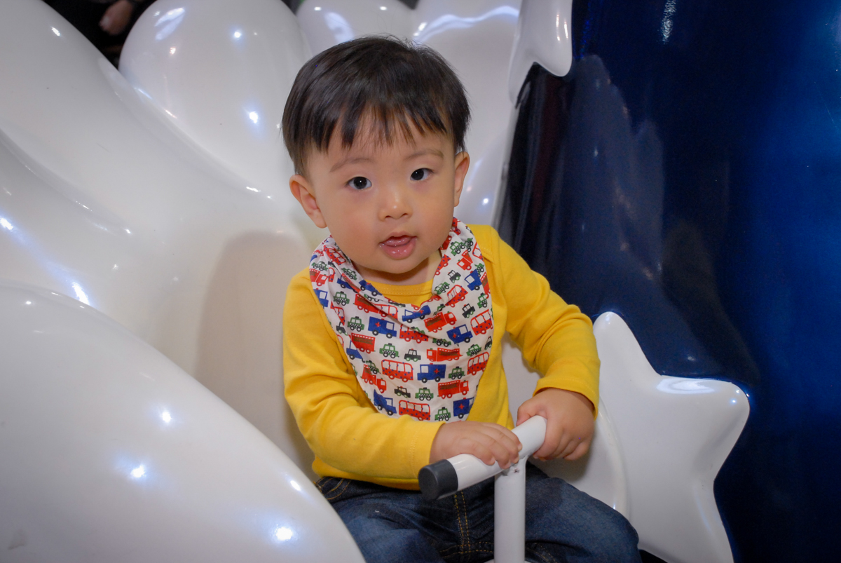 brincando no carrossel no Buffet Fábrica da Alegria, Osasco São Paulo aniversário de Rafaela 5 anos, tema da festa Moana