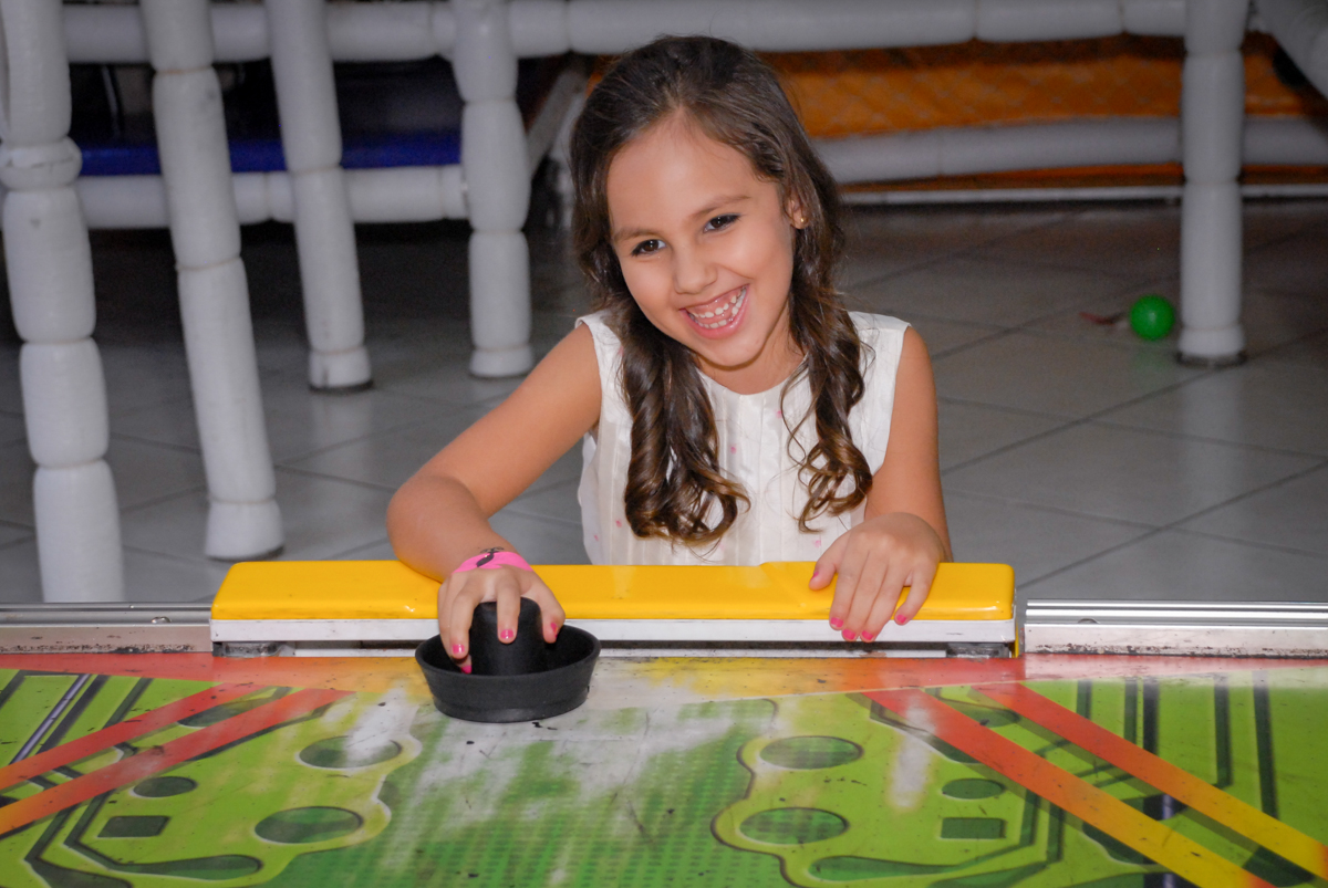 futebol de mesa animado no Buffet Fábrica da Alegria, Osasco São Paulo aniversário de Rafaela 5 anos, tema da festa Moana