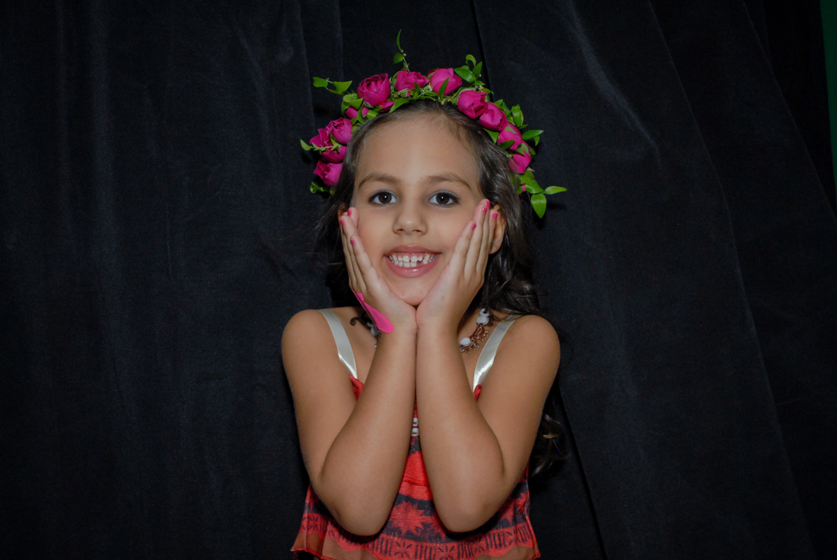 fantasiada de moana no Buffet Fábrica da Alegria, Osasco São Paulo aniversário de Rafaela 5 anos, tema da festa Moana