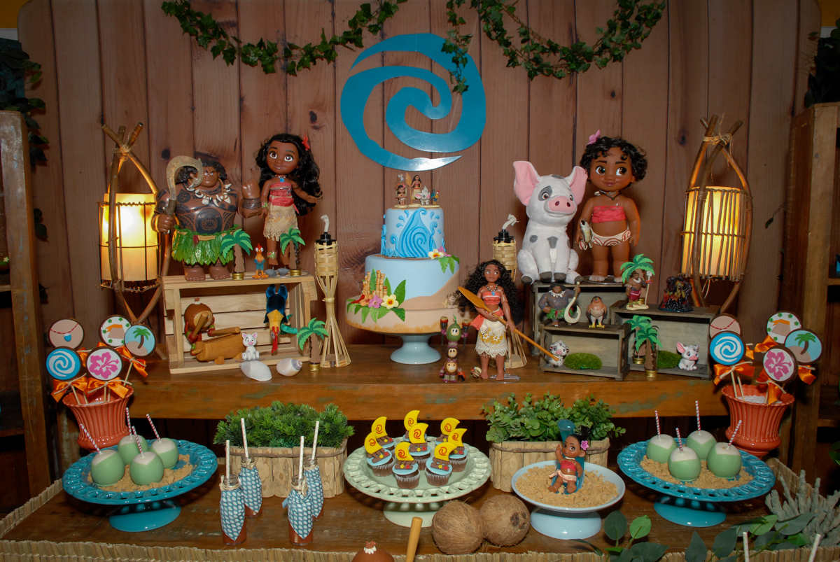 detalhe da mesa decorada no Buffet Fábrica da Alegria, Osasco São Paulo aniversário de Rafaela 5 anos, tema da festa Moana