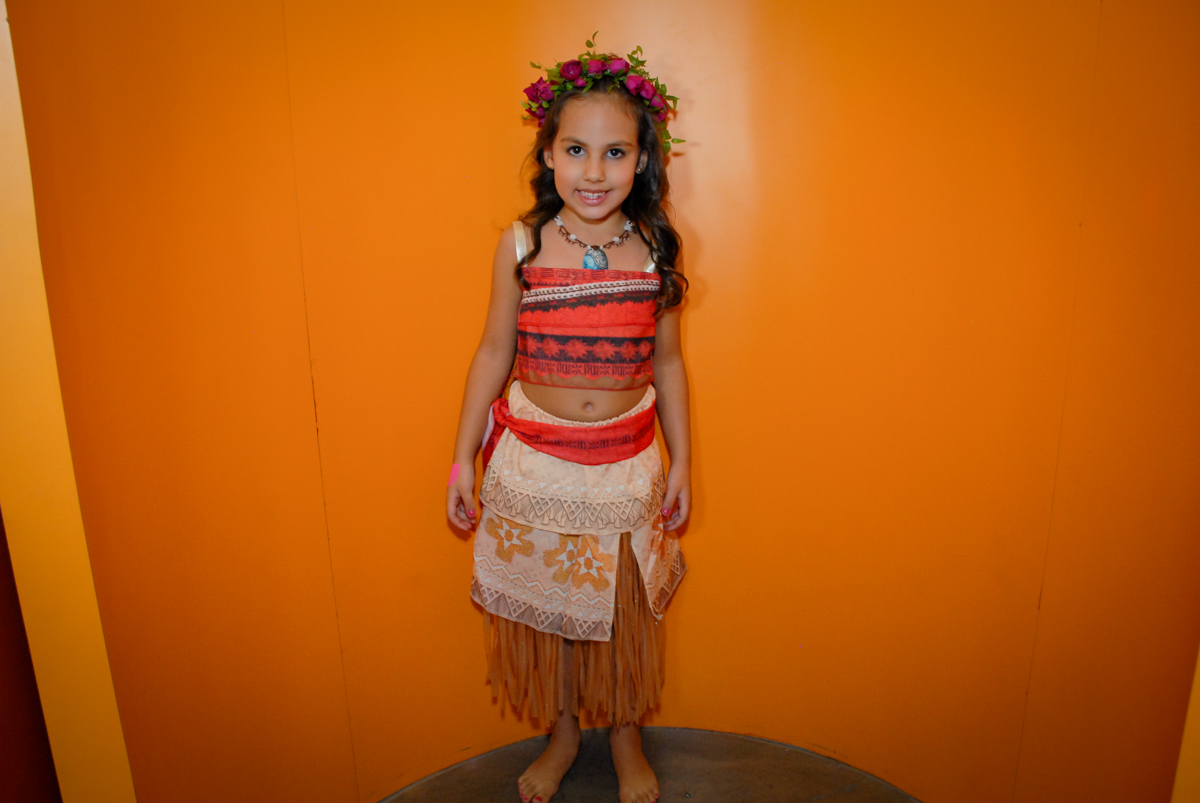 saindo da máquina do parabéns no Buffet Fábrica da Alegria, Osasco São Paulo aniversário de Rafaela 5 anos, tema da festa Moana