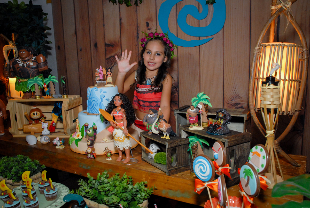 aniversariante feliz em sua festa no Buffet Fábrica da Alegria, Osasco São Paulo aniversário de Rafaela 5 anos, tema da festa Moana