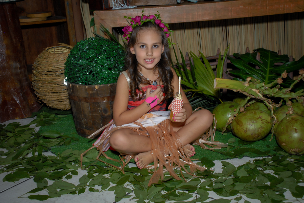 tomando drink no Buffet Fábrica da Alegria, Osasco São Paulo aniversário de Rafaela 5 anos, tema da festa Moana