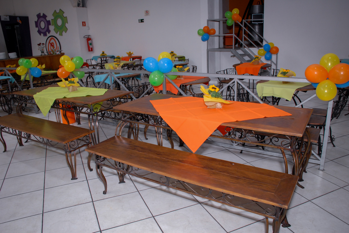 mesas decoradas com bexigas no Buffet Fábrica da Alegria, Osasco São Paulo aniversário de Rafaela 5 anos, tema da festa Moana