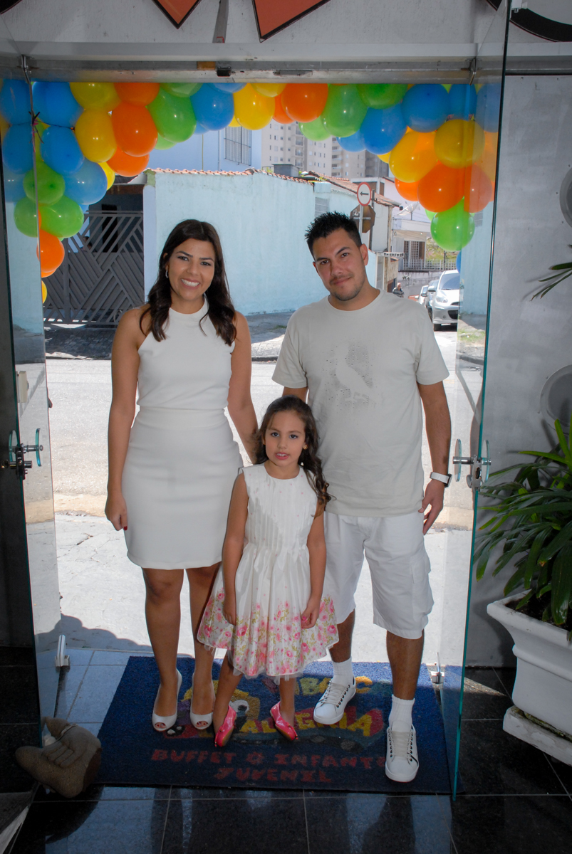 entrada da família para a festa no Buffet Fábrica da Alegria, Osasco São Paulo aniversário de Rafaela 5 anos, tema da festa Moana