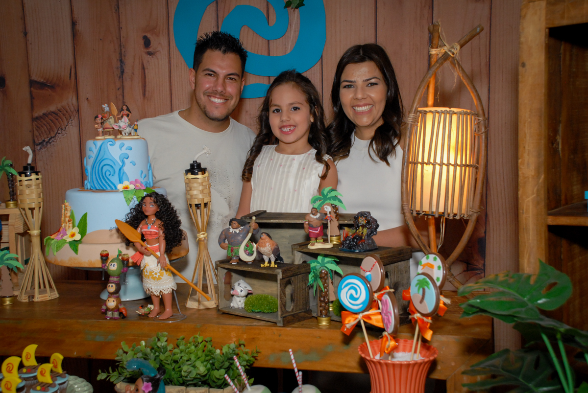 fotografia feita na mesa temaática no Buffet Fábrica da Alegria, Osasco São Paulo aniversário de Rafaela 5 anos, tema da festa Moana