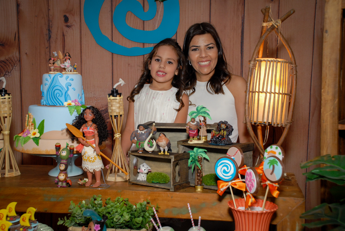 foto mãe e filha no Buffet Fábrica da Alegria, Osasco São Paulo aniversário de Rafaela 5 anos, tema da festa Moana