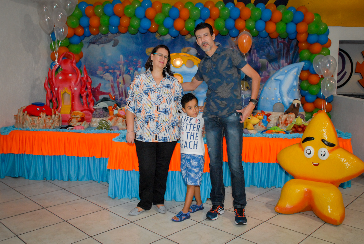 familia sendo fotografada no Buffet Fábrica da Alegria, Osasco, São Paulo, aniversário de Vinicius 6 anos, tema da festa Fundo do Mar