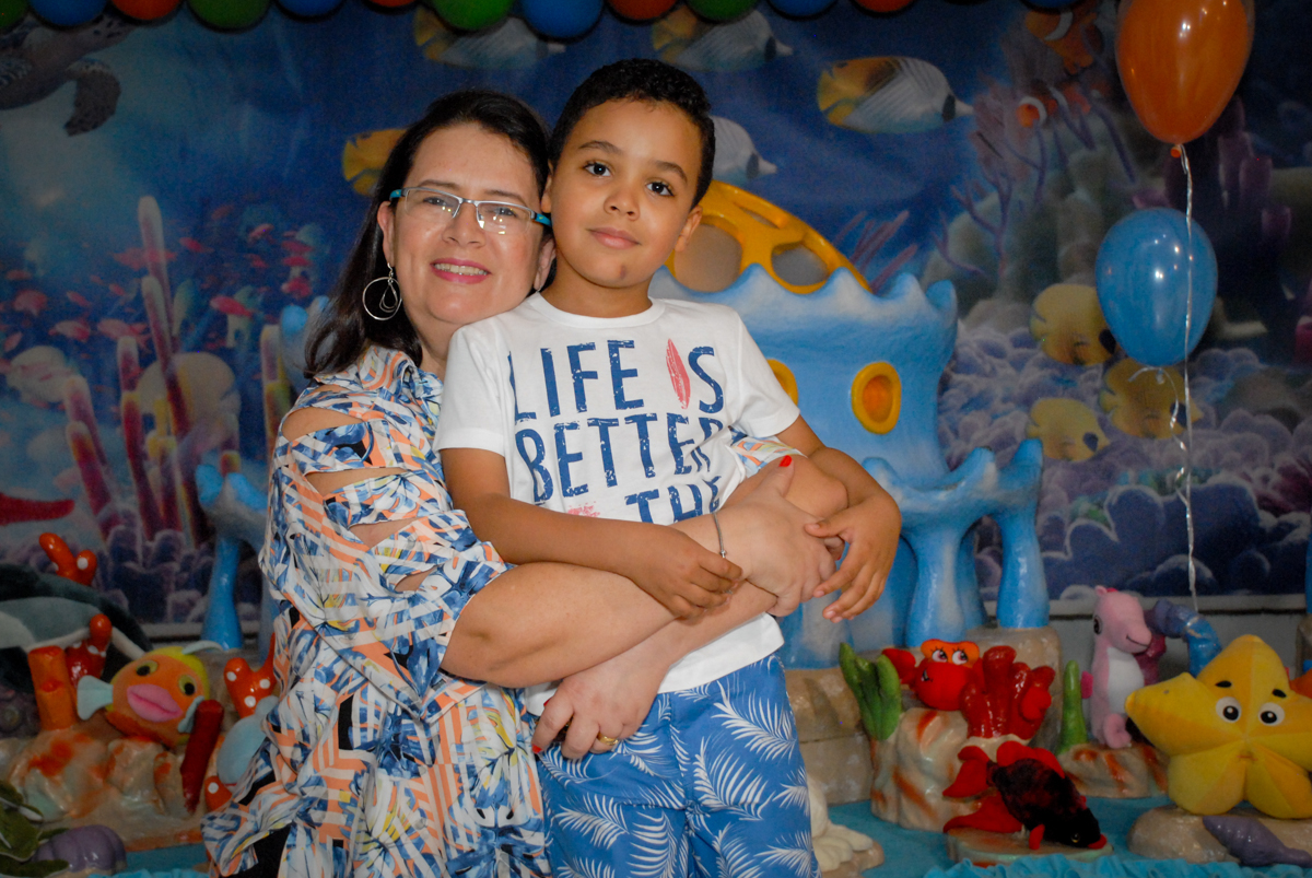 fotografia mãe e filho no Buffet Fábrica da Alegria, Osasco, São Paulo, aniversário de Vinicius 6 anos, tema da festa Fundo do Mar