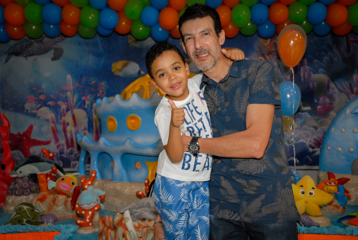 fotografia pai e filho no Buffet Fábrica da Alegria, Osasco, São Paulo, aniversário de Vinicius 6 anos, tema da festa Fundo do Mar