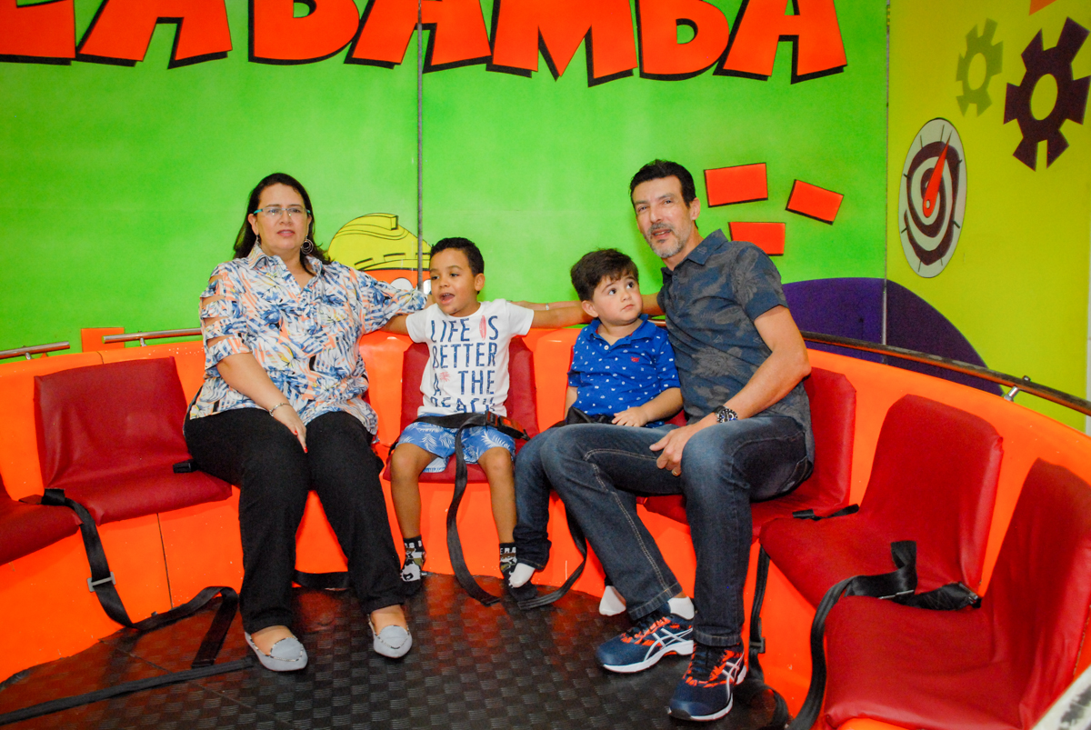 brincando no labamba no Buffet Fábrica da Alegria, Osasco, São Paulo, aniversário de Vinicius 6 anos, tema da festa Fundo do Mar