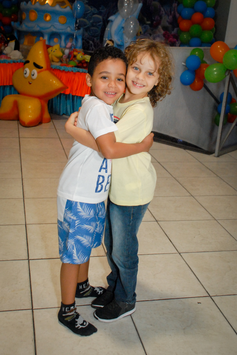 recebendo o amigo em sua festa no Buffet Fábrica da Alegria, Osasco, São Paulo, aniversário de Vinicius 6 anos, tema da festa Fundo do Mar