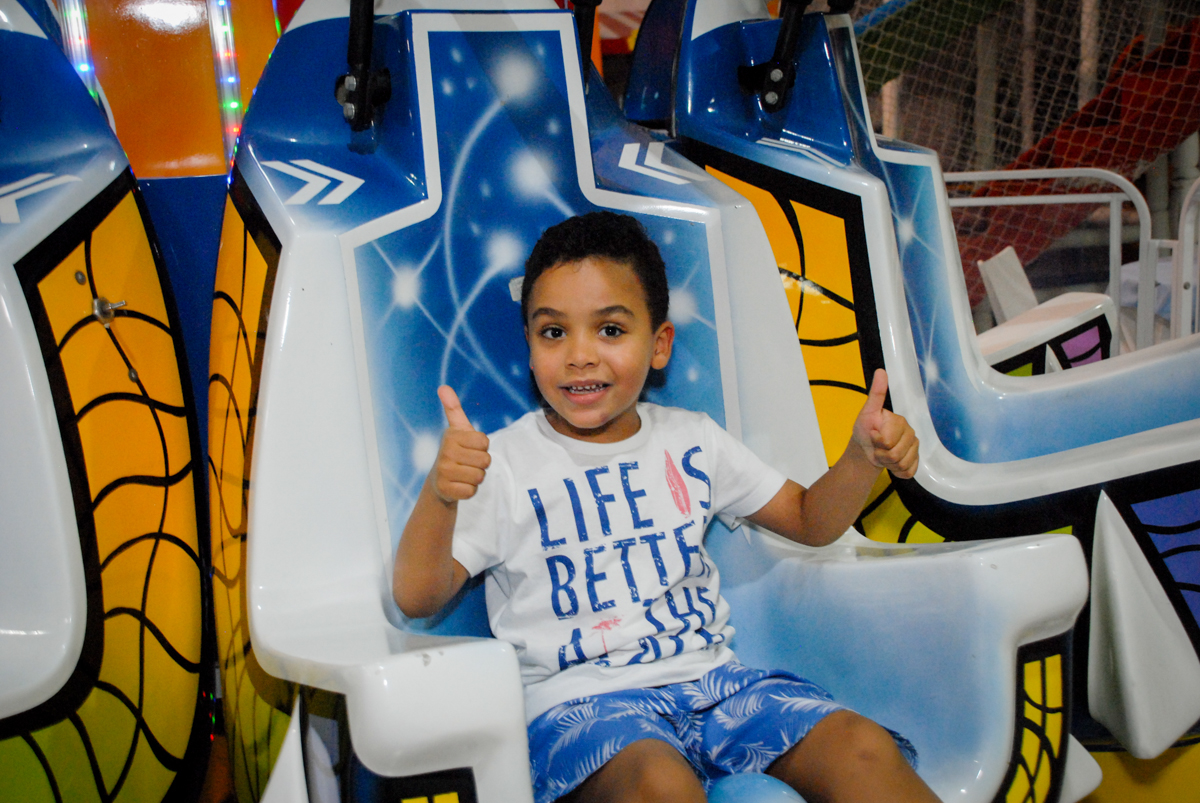 brincando no brinquedo elevador no Buffet Fábrica da Alegria, Osasco, São Paulo, aniversário de Vinicius 6 anos, tema da festa Fundo do Mar